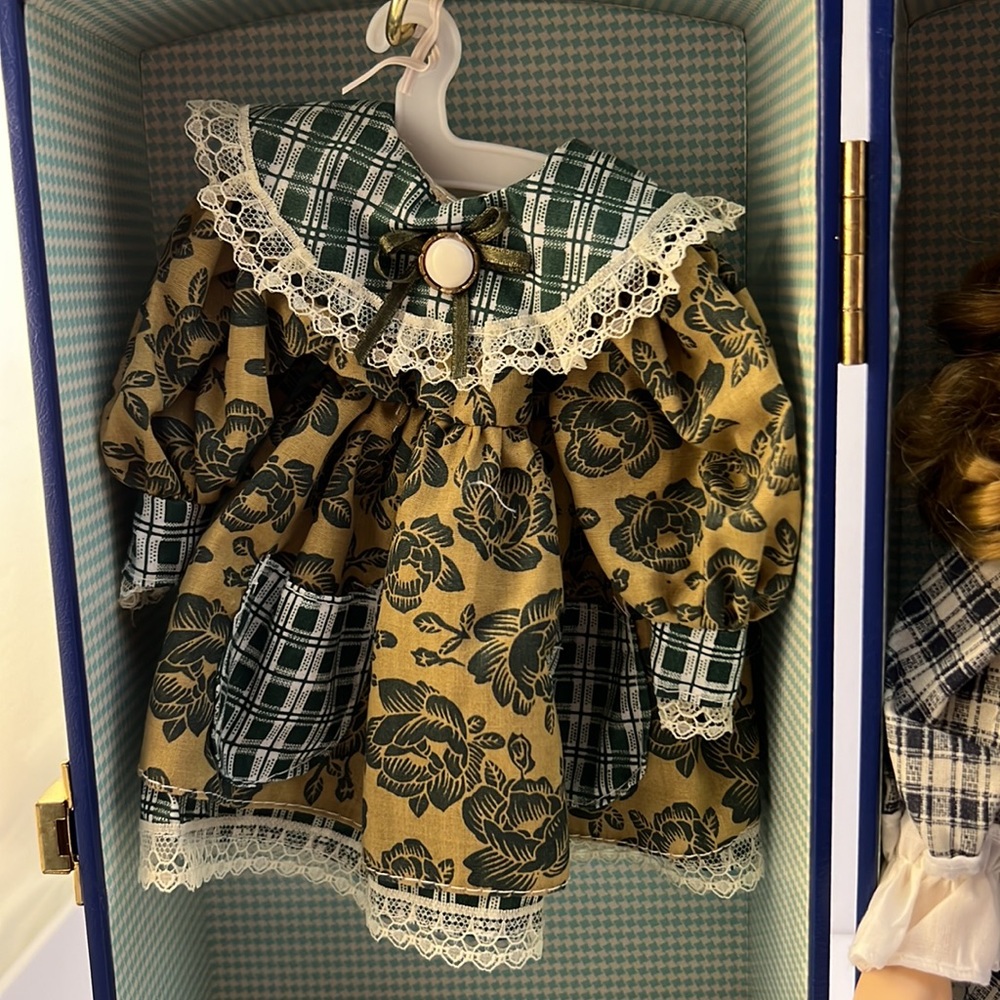 Lasting Impressions 12' Porcelain Doll in Carrying Wardrobe Case Blonde hair LN - Picture 4 of 16